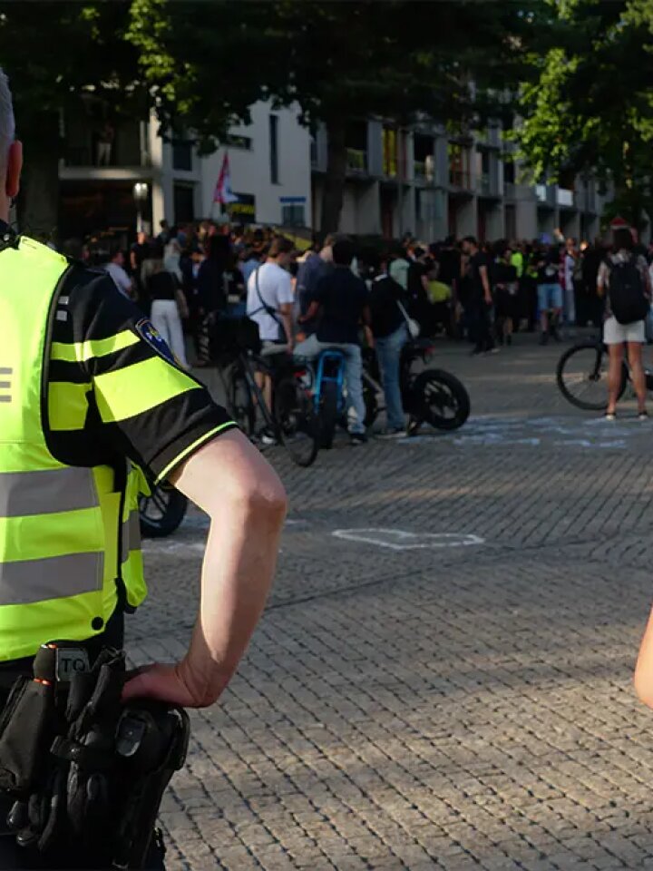Apeldoorn'daki Mülteci Protestolarında Polise Yönelik Sosyal Medya Tehditlerine Gözaltı