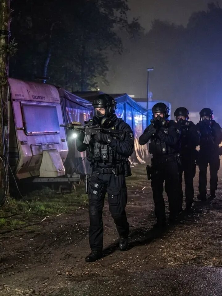 Brabant’ta Büyük Operasyon: Polis Karavanlı Kampı Bastı, Silahlar ve Kimyasallar Bulundu